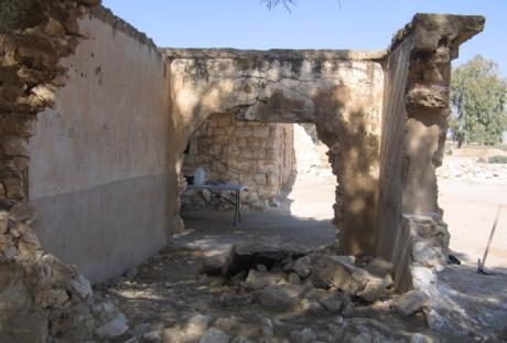 קירות המבנה הרוסים- בתחילת העבודות