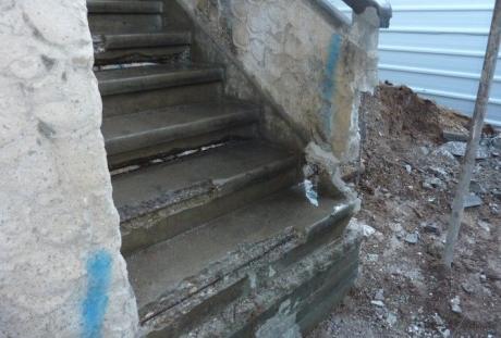 מעקה ומדרגות לפני התערבות
