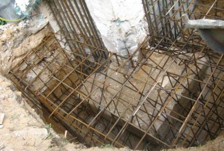 עיבוי יסודות קיימים, והטמעת עמודי בטון בעובי קירות קיימים