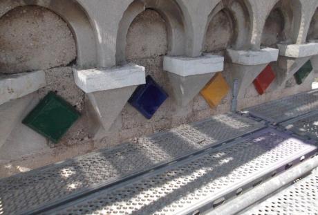 עיטורי חרס צבועים, מותקנים