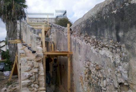 יצוב קיר מעל הקשתות