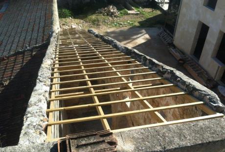 שיחזור תקרת הביניים מעץ באזור הגלריה